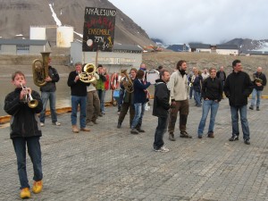 We speelden meteen ook om 24:00 toen de Sysselmannen boot vertrok.