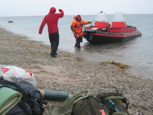 Woitjek heeft ons afgezet en Cecilia wuift hem uit