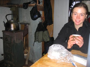 we koken op een houtkachel en drogen onze kleren, een atmosfeer van tijden van weleer