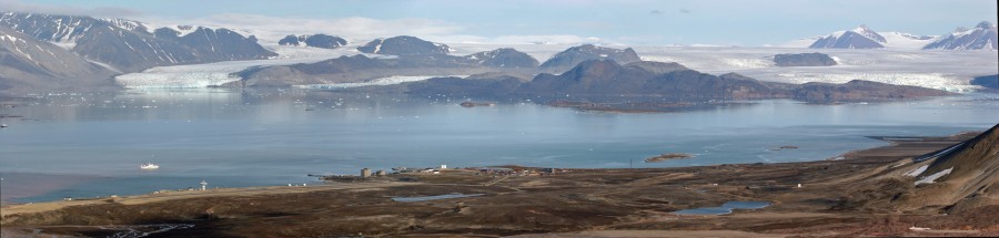 zicht op Ny-Alesund van de berg Kloten.