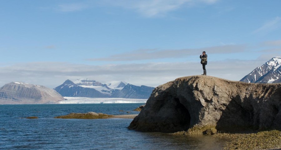 Maarten kijkt uit over de fjord