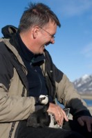 Maarten met een gans op schoot