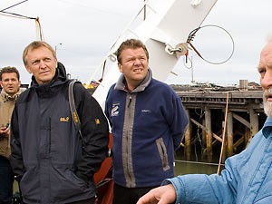 een foto uit Svalbardposten, links de eurocommisaris en naast hem de minister