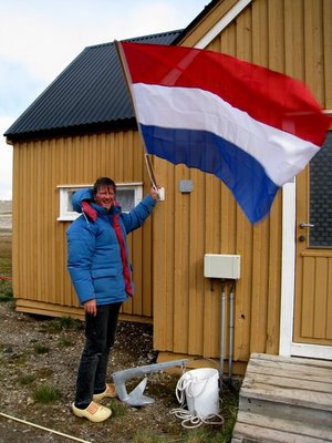 Maarten Loonen voor één van de twee huisjes vn het station