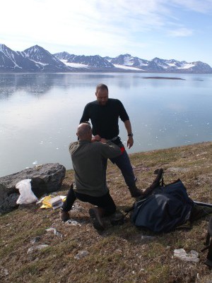 vincent wordt in zijn klimgordel geholpen