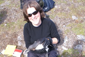 Emmie helpt bij de bemonsteringsprocedure