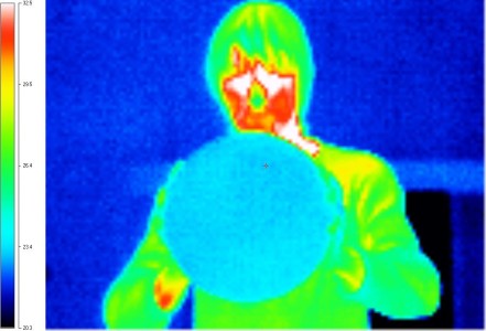 Janwillem playing basketball as thermal picture