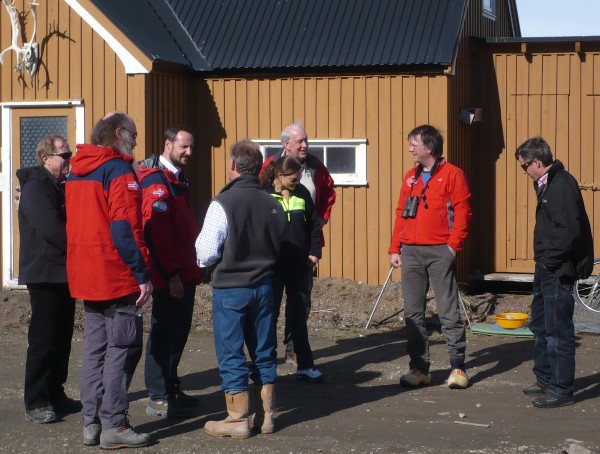 Van links naar rechts: de gouverneur van Spitsbergen (Sysselmannen), Kim Holmén (directeur onderzoek van het Noors Poolinstituut), kroonprins Haakon van Noorwegen, Nick Cox (stationsleider van het Britse station), kroonprinses Victoria van Zweden, Oddvar Midtkandal (directeur van Kings Bay), ik en kroonprins Frederik van Denemarken